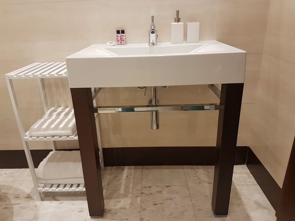 Double Room | Bathroom | Shower, free toiletries, towels