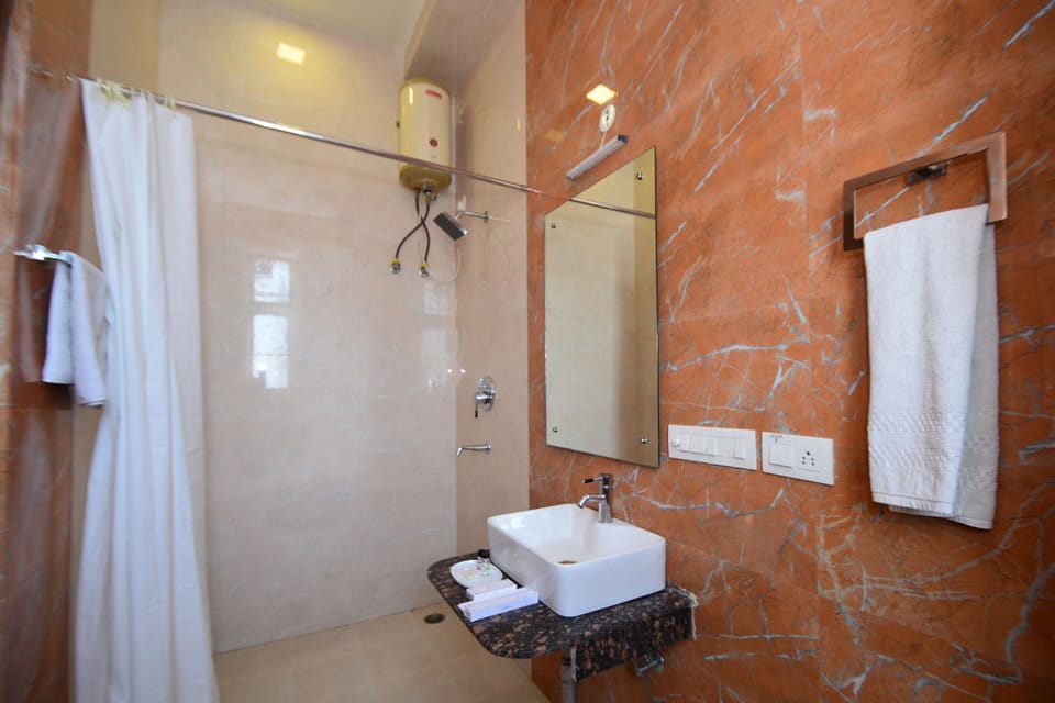 Shower, rainfall showerhead, free toiletries, hair dryer
