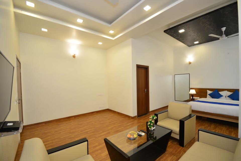 5 bedrooms, premium bedding, memory foam beds, desk