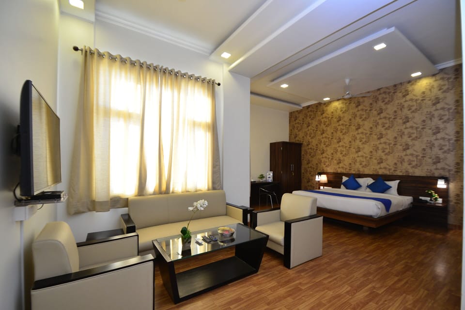 5 bedrooms, premium bedding, memory foam beds, desk