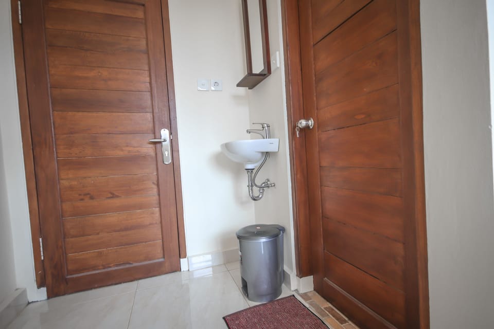 Superior Double Room, Garden View | Bathroom | Shower, free toiletries, hair dryer, towels