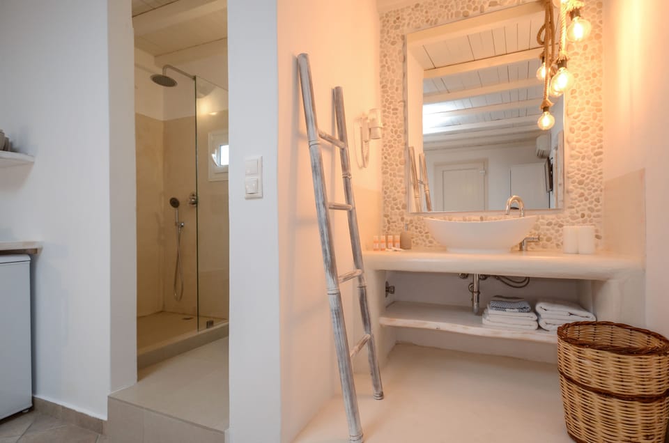 Suite (Top Floor with Outdoor Hot Tub) | Bathroom | Free toiletries, hair dryer, towels