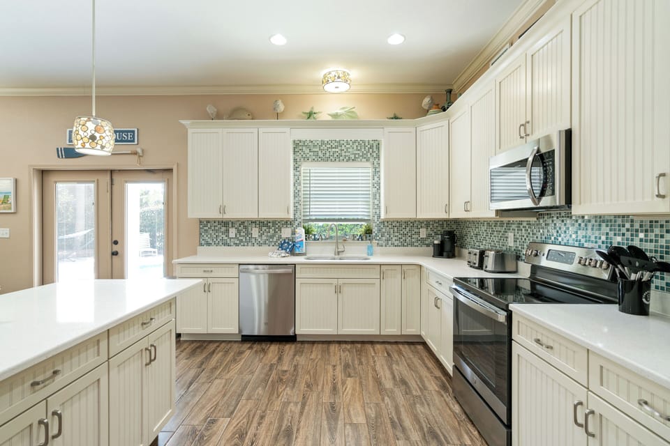Coastal accents enhance the kitchen’s welcoming charm.