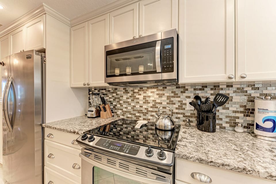 AMI Dreaming kitchen stove, microwave & fridge
