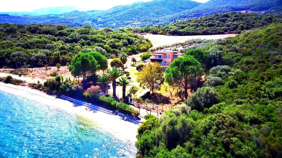 The sea shore of villa Porto Matzavino 