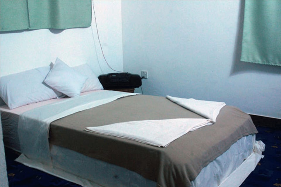 Deluxe Room | Bathroom | Shower, free toiletries
