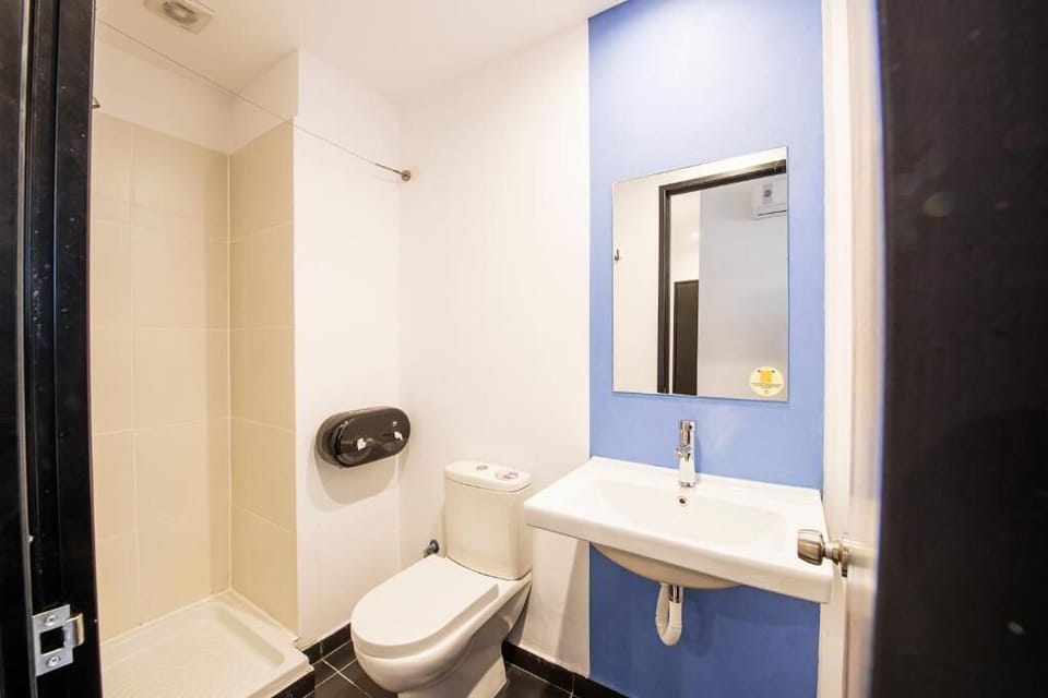 Shower, free toiletries, towels