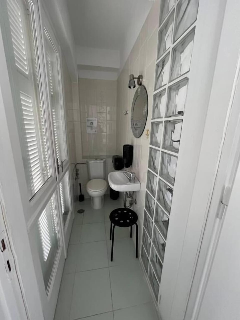 Shower, free toiletries, towels