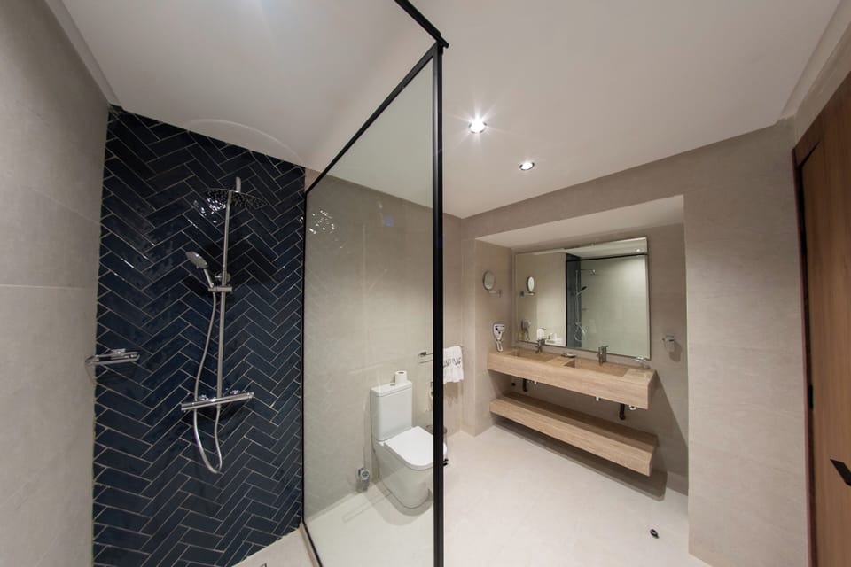 Suite Signature | Bathroom | Hair dryer, towels