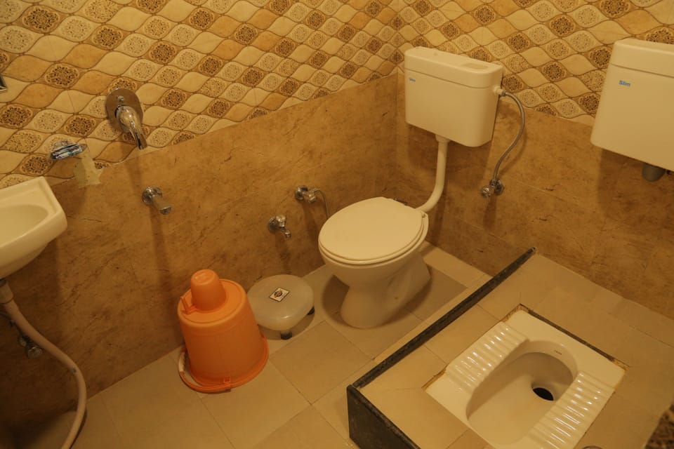 Shower, free toiletries, towels