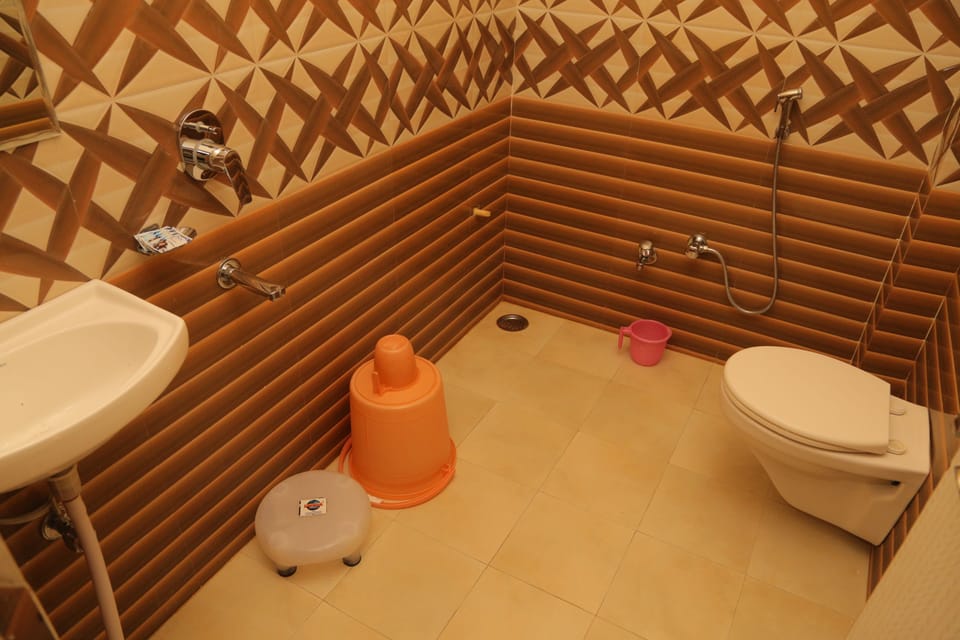 Deluxe Triple Room, 1 Bedroom | Bathroom | Shower, free toiletries, towels