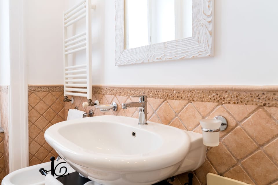 Deluxe Double Room, Private Bathroom, Bay View | Bathroom sink