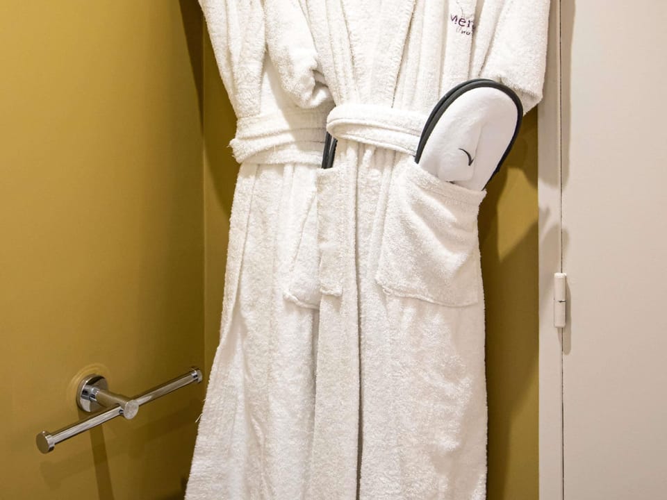 Privilege, Room, 1 Double Bed | Minibar, in-room safe, desk, blackout drapes