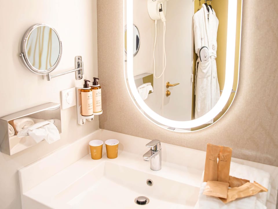 Privilege, Room, 1 Double Bed | Minibar, in-room safe, desk, blackout drapes