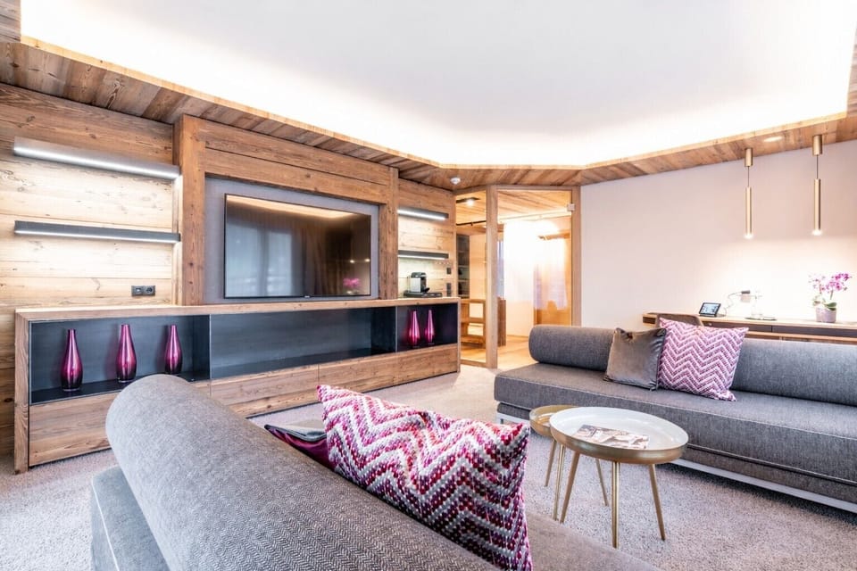 Panoramic Suite | Hypo-allergenic bedding, minibar, in-room safe, desk