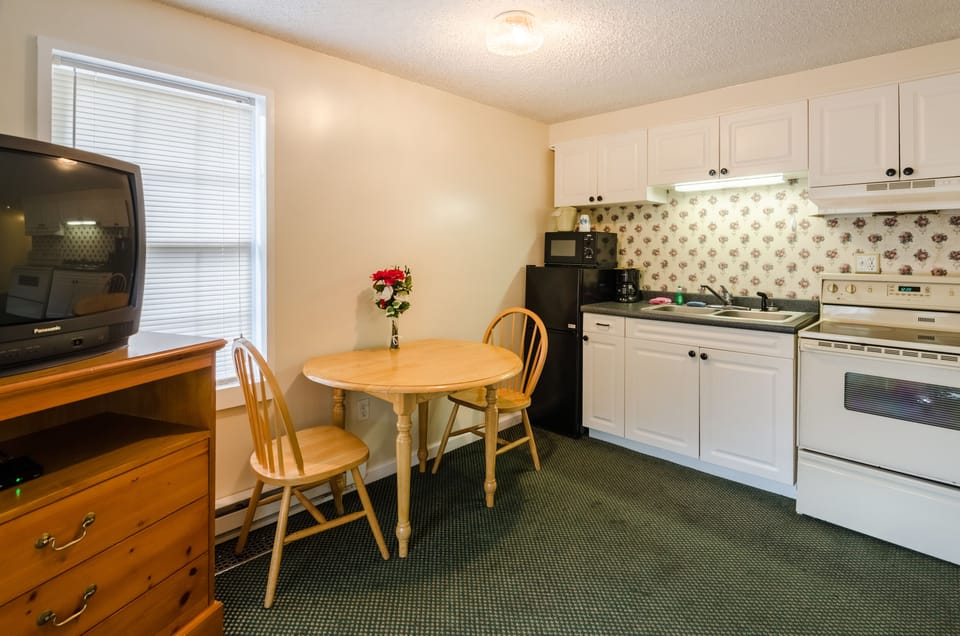 Weekender Cottage Duplex | Private kitchenette | Coffee/tea maker