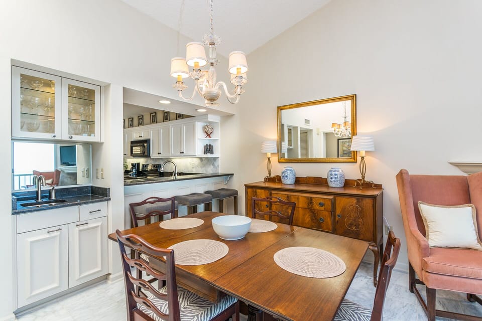 Dining area/ bar