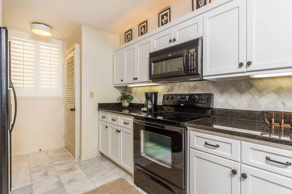 Kitchen facing 27" wash/dryer combo closet