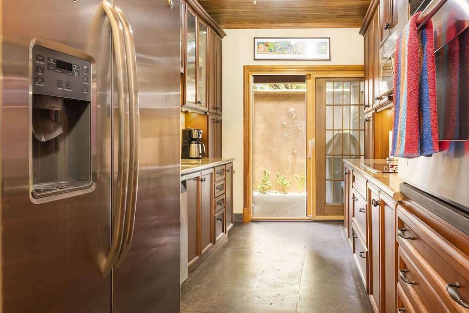 Gourmet kitchen, fully stocked