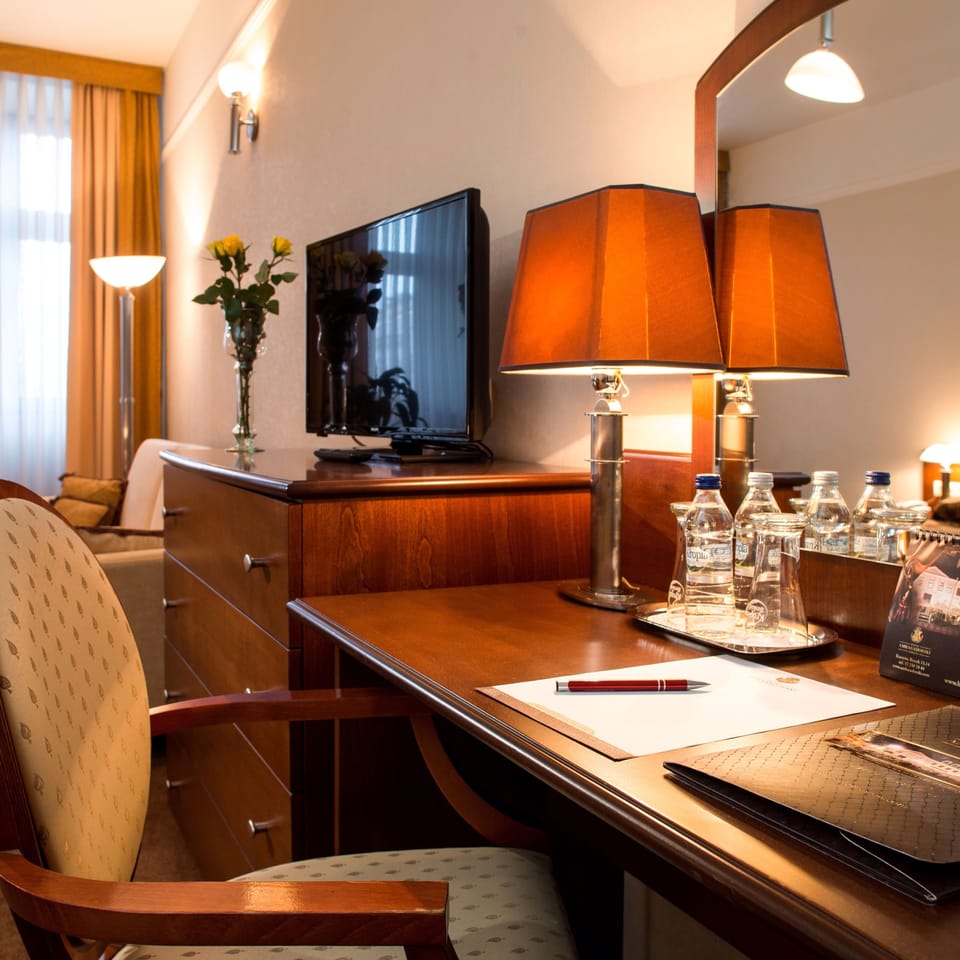 Junior Suite | Egyptian cotton sheets, premium bedding, in-room safe, desk