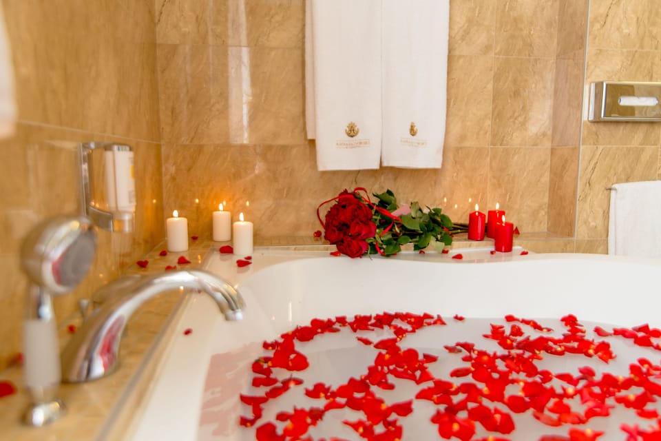 Suite | Bathroom | Free toiletries, hair dryer, towels, soap