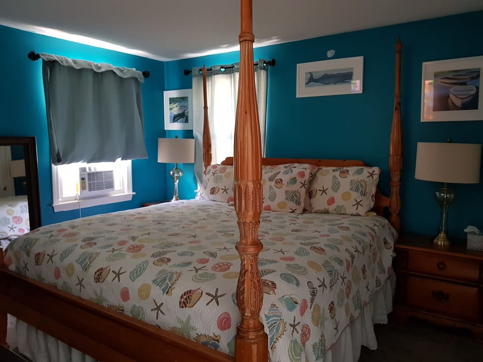 2 bedrooms, Egyptian cotton sheets, premium bedding, desk