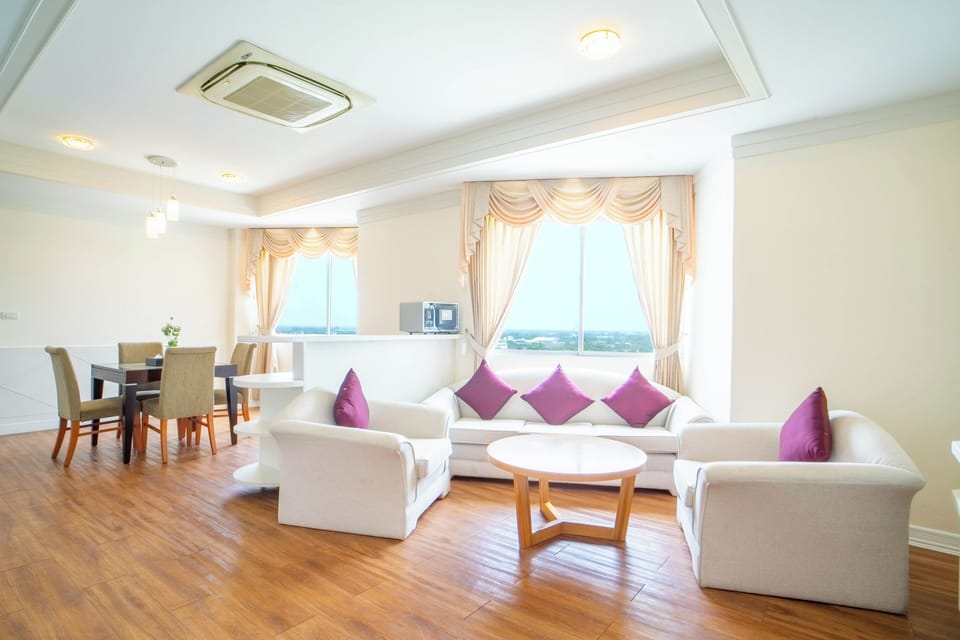 Executive Room | Living area | 32-inch Smart TV with cable channels, TV