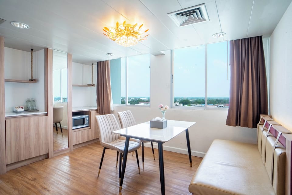 VIP Suite Room | Living area | 32-inch Smart TV with cable channels, TV