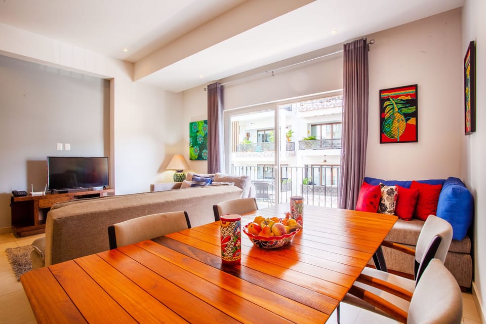 Fully equipped condo with smart TV, dining table for 4 and private balcony