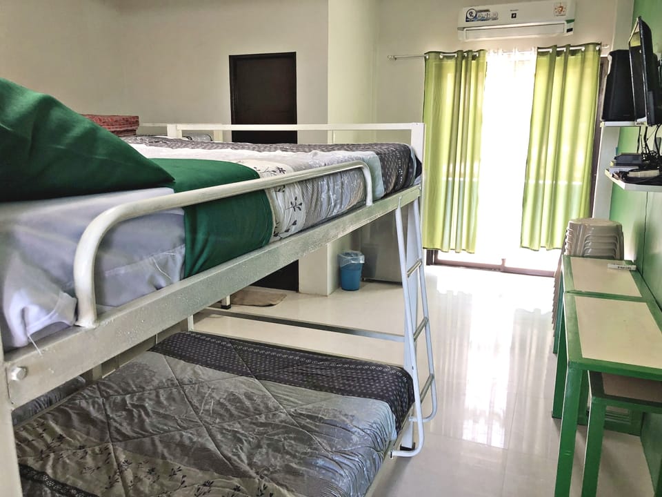 Family Room | Desk, free WiFi, bed sheets