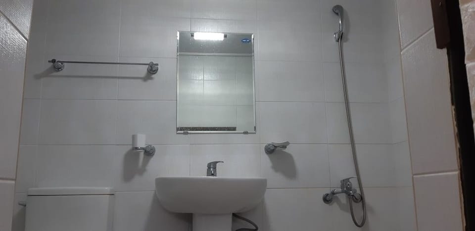 Room (Samaesil) | Bathroom | Shower, free toiletries, hair dryer, towels