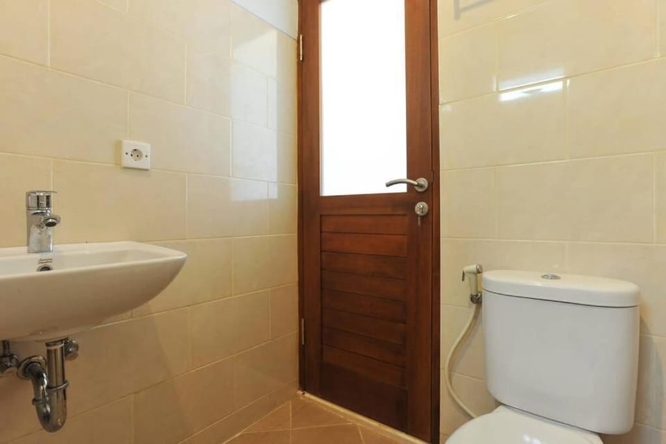 Shower, free toiletries, towels