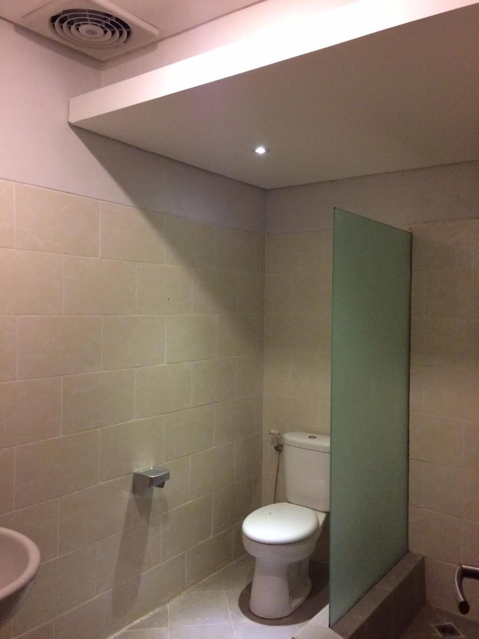 Shower, free toiletries, towels