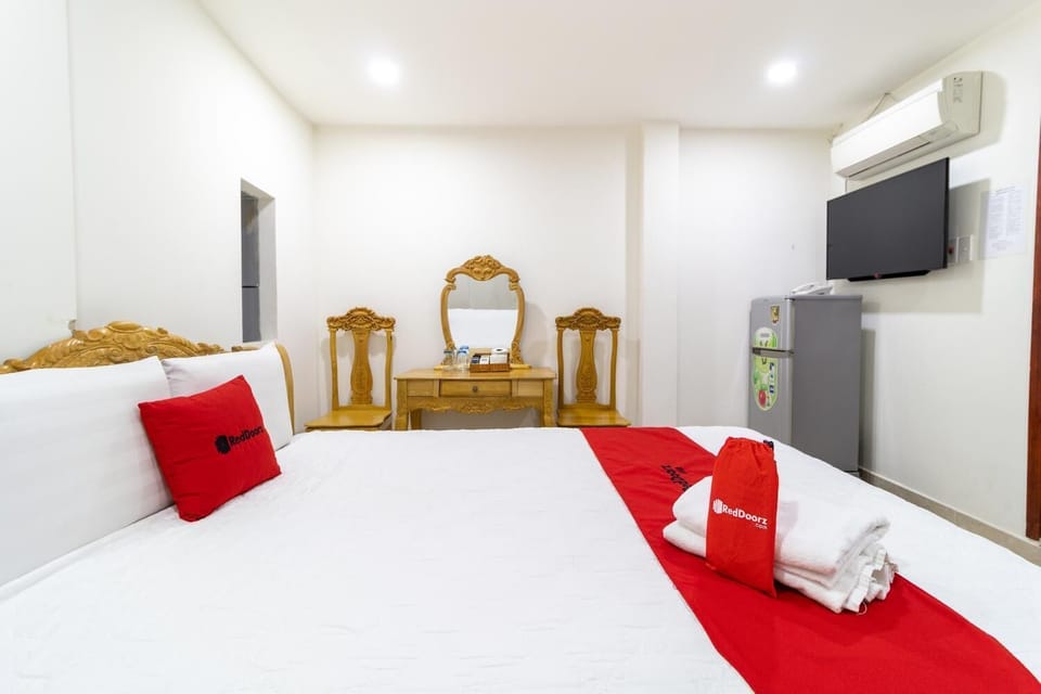 Premium bedding, desk, iron/ironing board, free WiFi