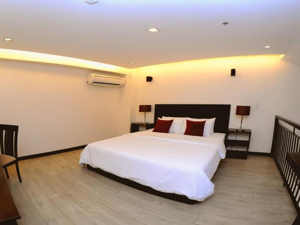 Minibar, in-room safe, desk, iron/ironing board
