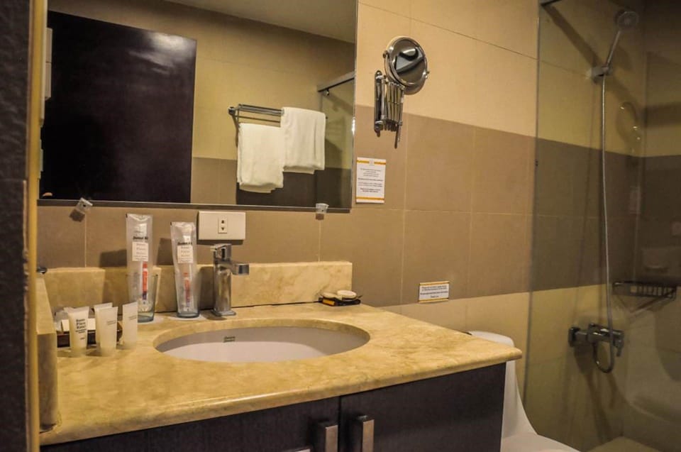 Loft | Bathroom | Combined shower/tub, free toiletries, hair dryer, slippers