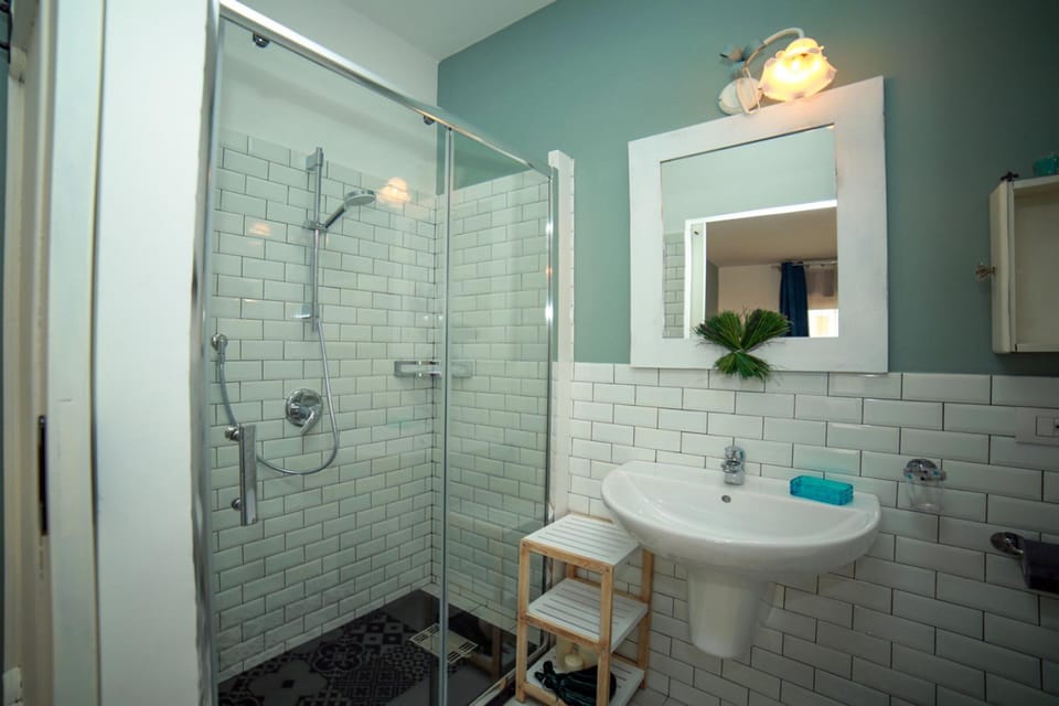 Double Room | Bathroom | Shower, rainfall showerhead, free toiletries, hair dryer