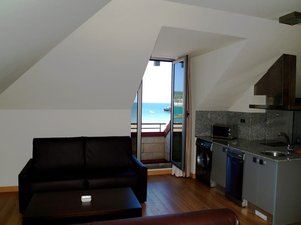 Exclusive Apartment, 2 Bedrooms, Partial Ocean View (6 people) | 1 bedroom, in-room safe, desk, blackout drapes