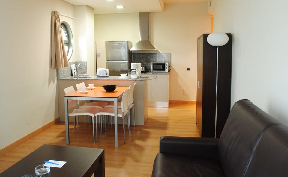Full-size fridge, microwave, dishwasher, coffee/tea maker