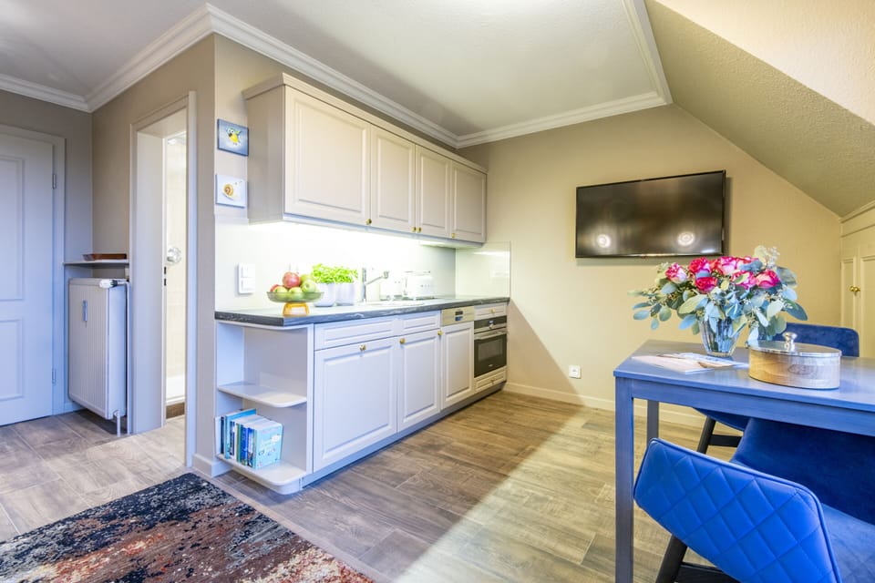 Luxury Apartment, Private Bathroom, Sea View | Shared kitchen
