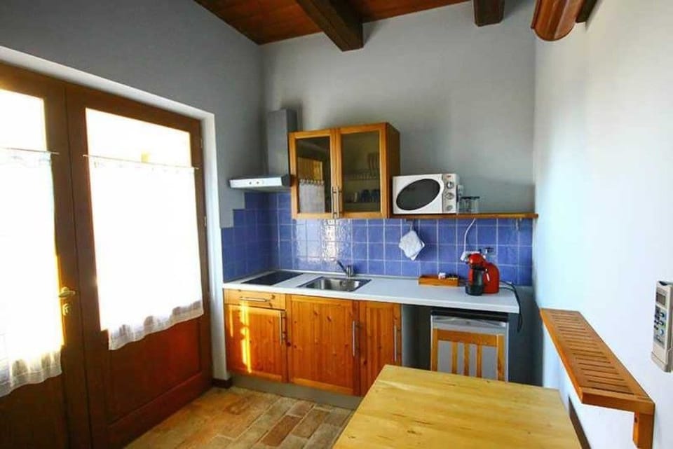 Comfort Apartment (Blu) | Private kitchen | Fridge, microwave, stovetop, coffee/tea maker