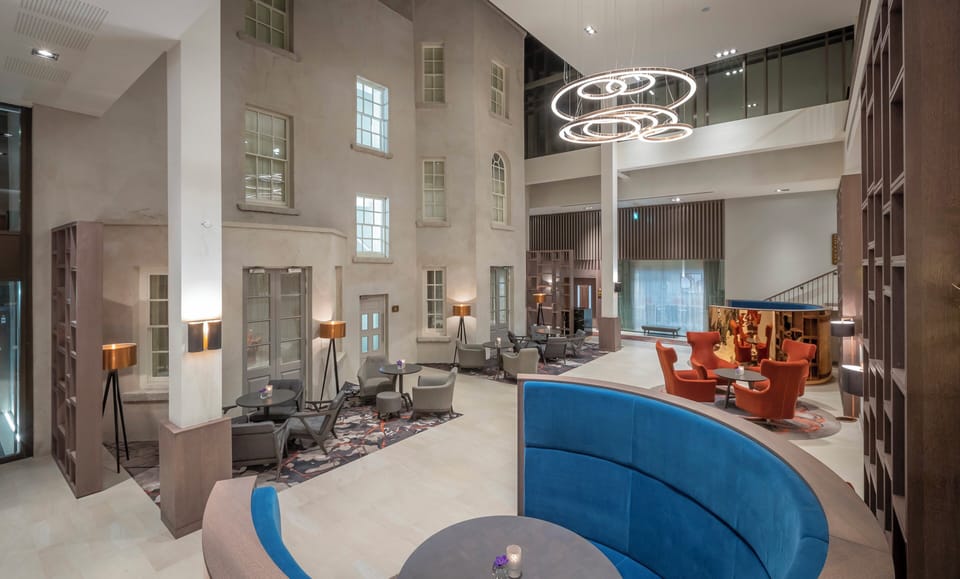 Lobby lounge