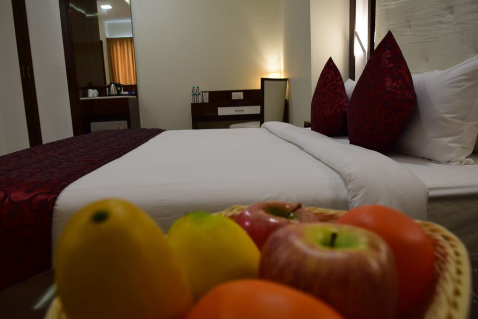Executive Room, 1 King Bed | 1 bedroom, premium bedding, pillowtop beds, minibar
