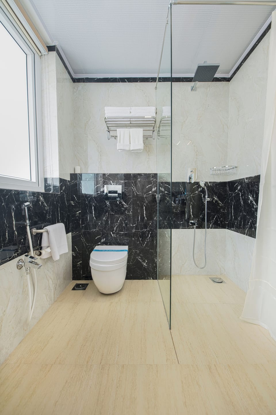 Executive Suite | Bathroom | Shower, rainfall showerhead, free toiletries, hair dryer