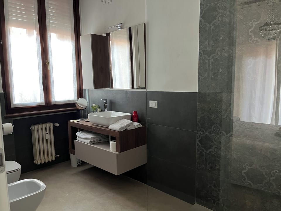Camera doppia, bagno in camera,con il balcone | Desk, iron/ironing board, free WiFi, bed sheets