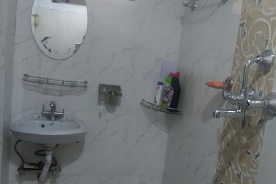 Double Room | Bathroom | Shower, free toiletries