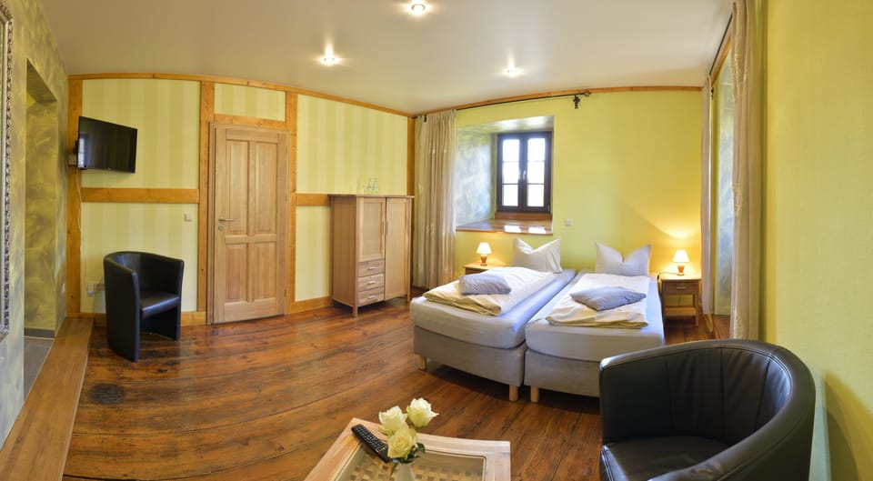 Twin Room | In-room safe, desk, free WiFi, bed sheets