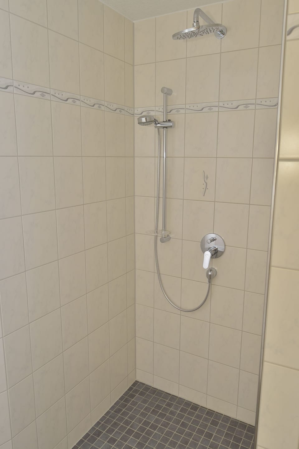 Twin Room | Bathroom | Shower, free toiletries, towels