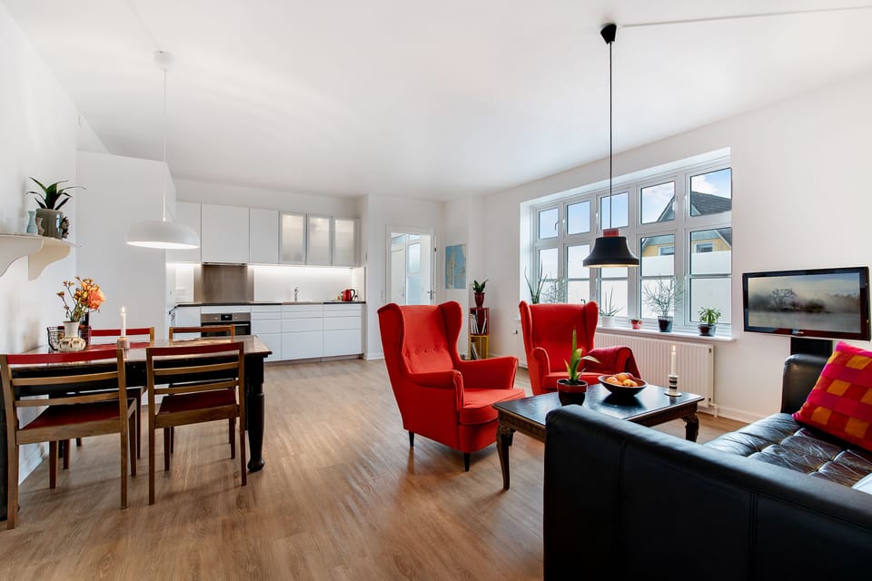 Classic Double or Twin Room, Shared Bathroom | Living area | Flat-screen TV