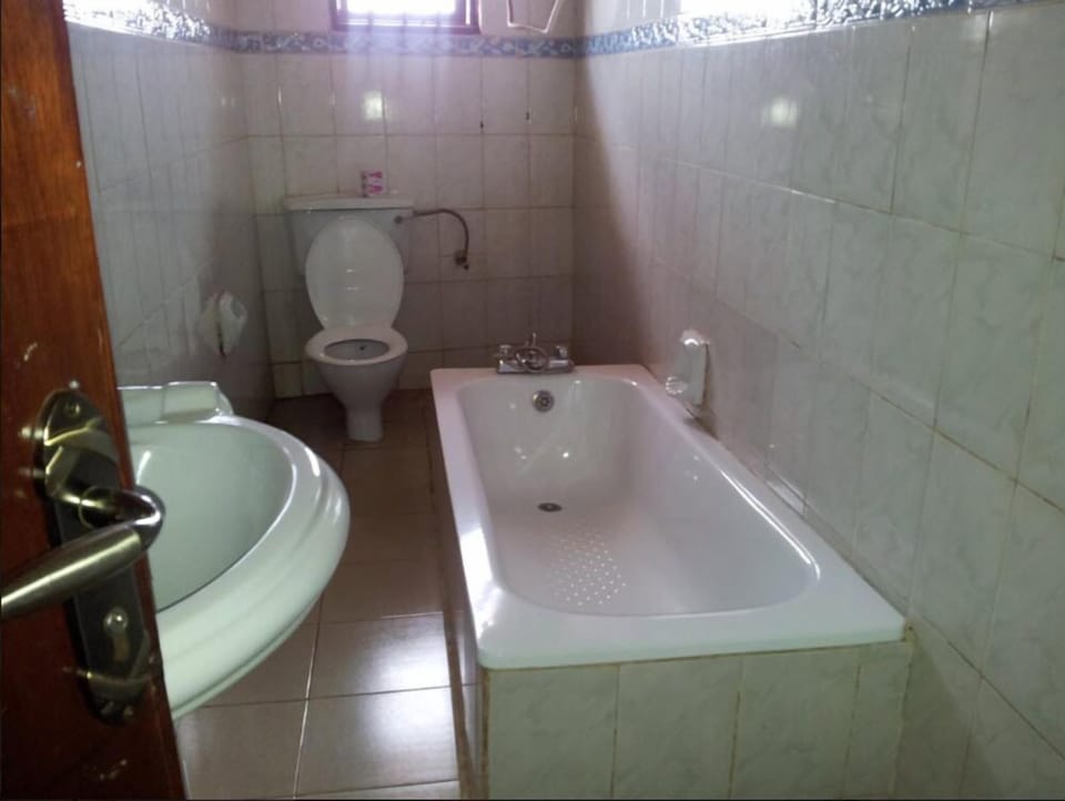 Deep soaking tub, free toiletries, towels